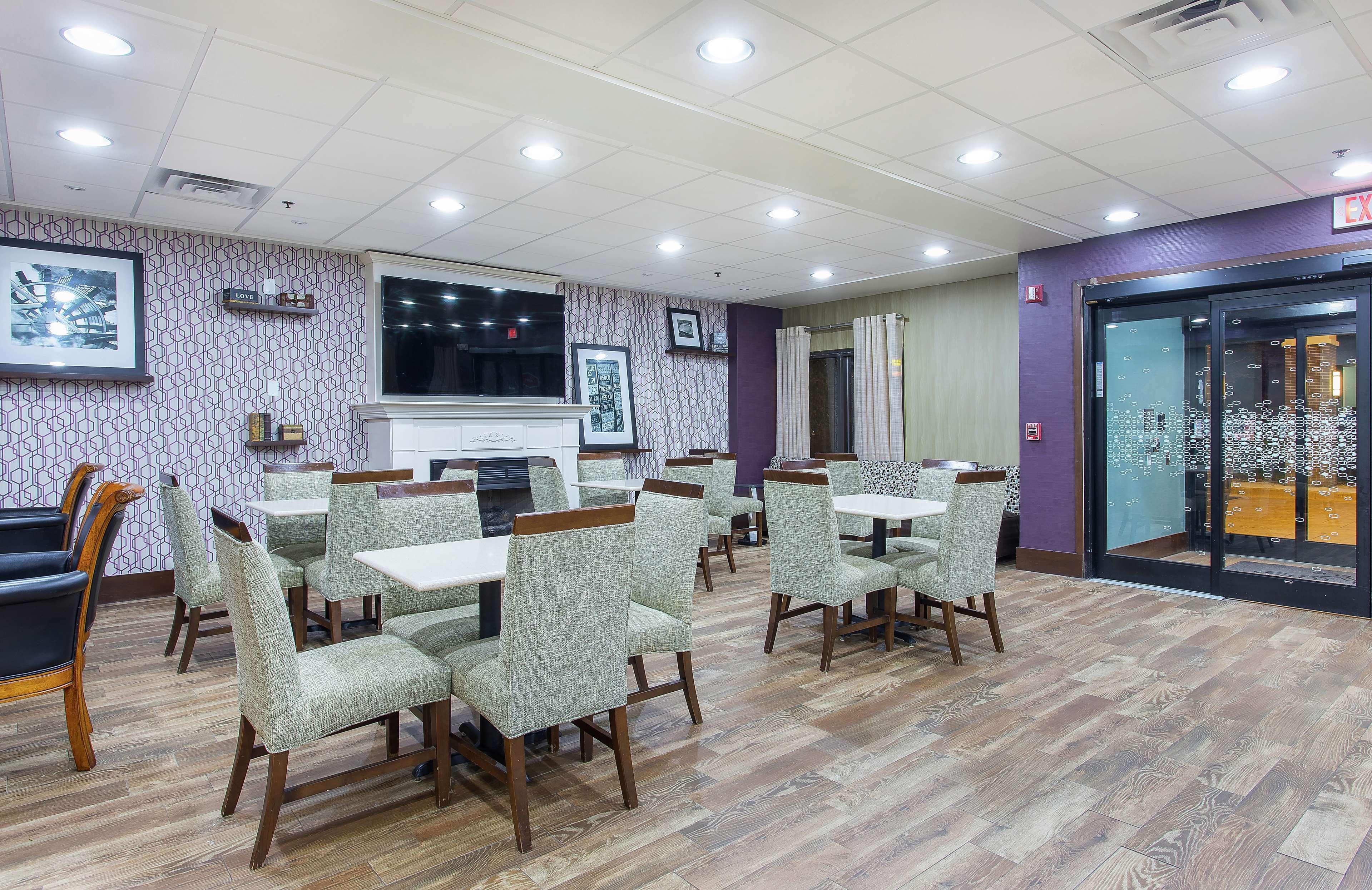 Hampton Inn Кълман Екстериор снимка