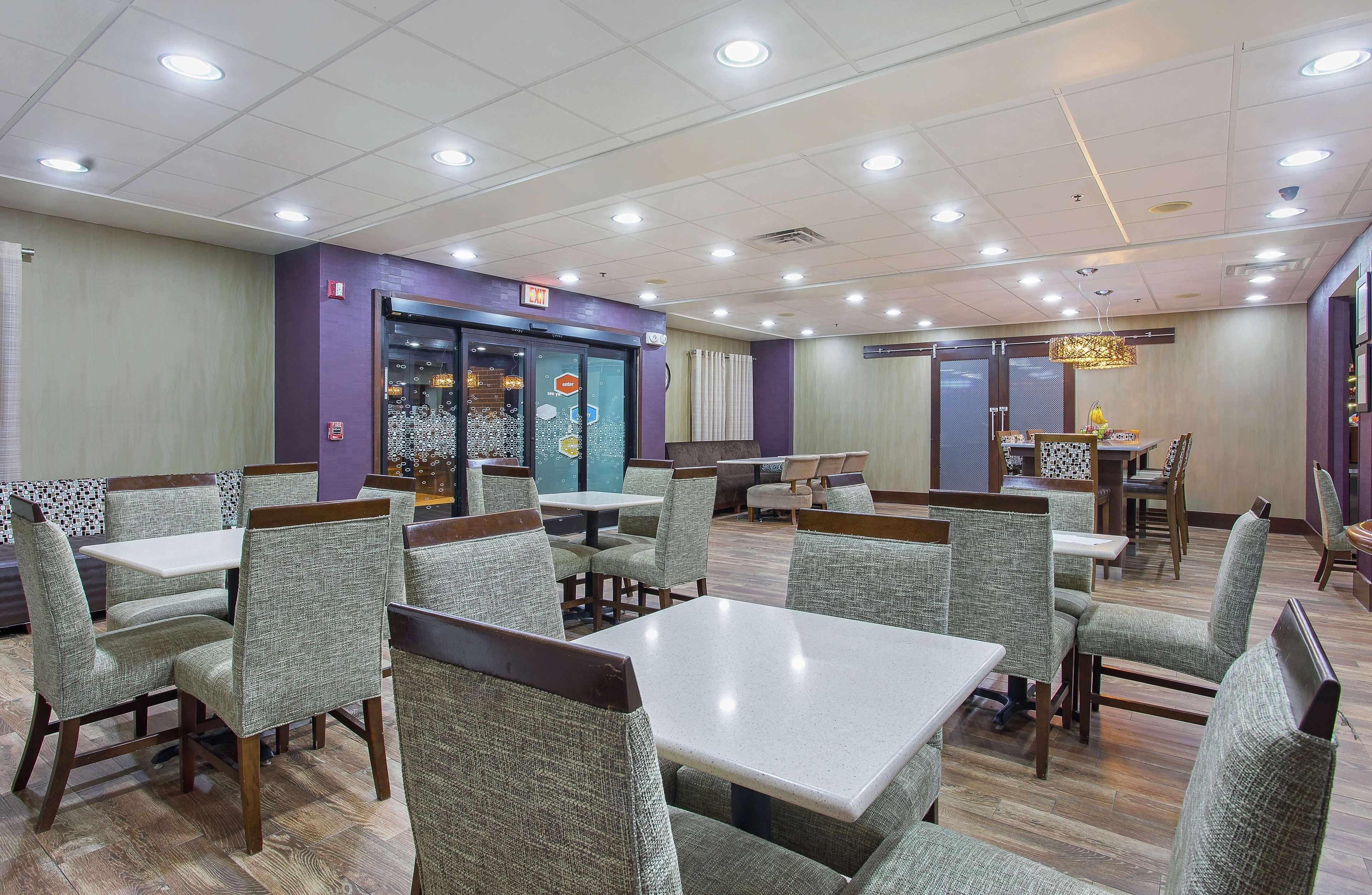 Hampton Inn Кълман Екстериор снимка