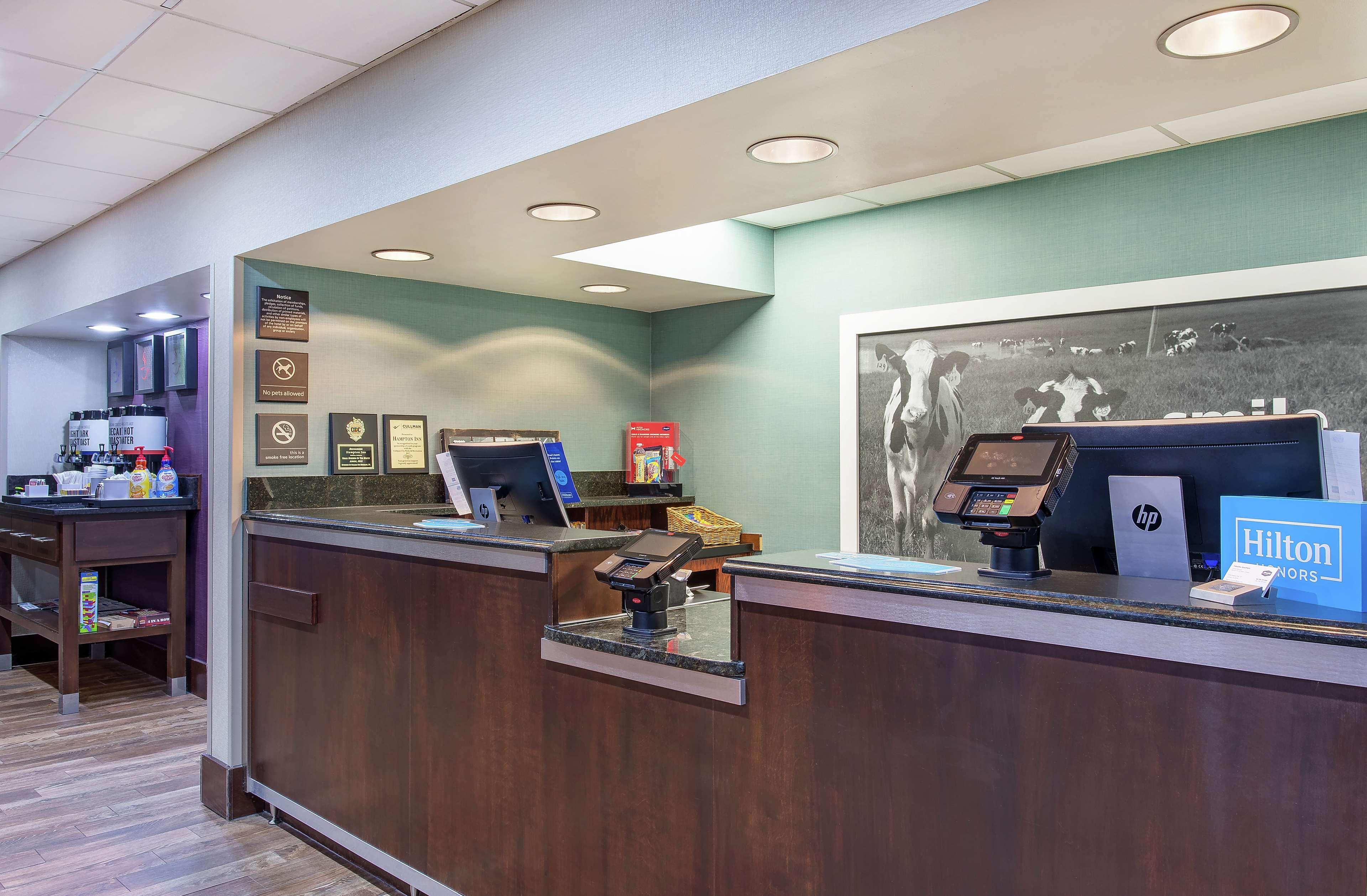 Hampton Inn Кълман Екстериор снимка