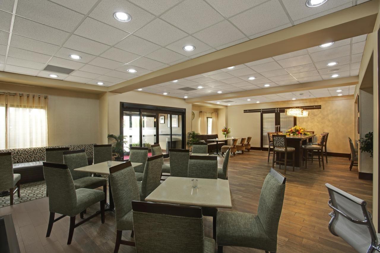 Hampton Inn Кълман Екстериор снимка