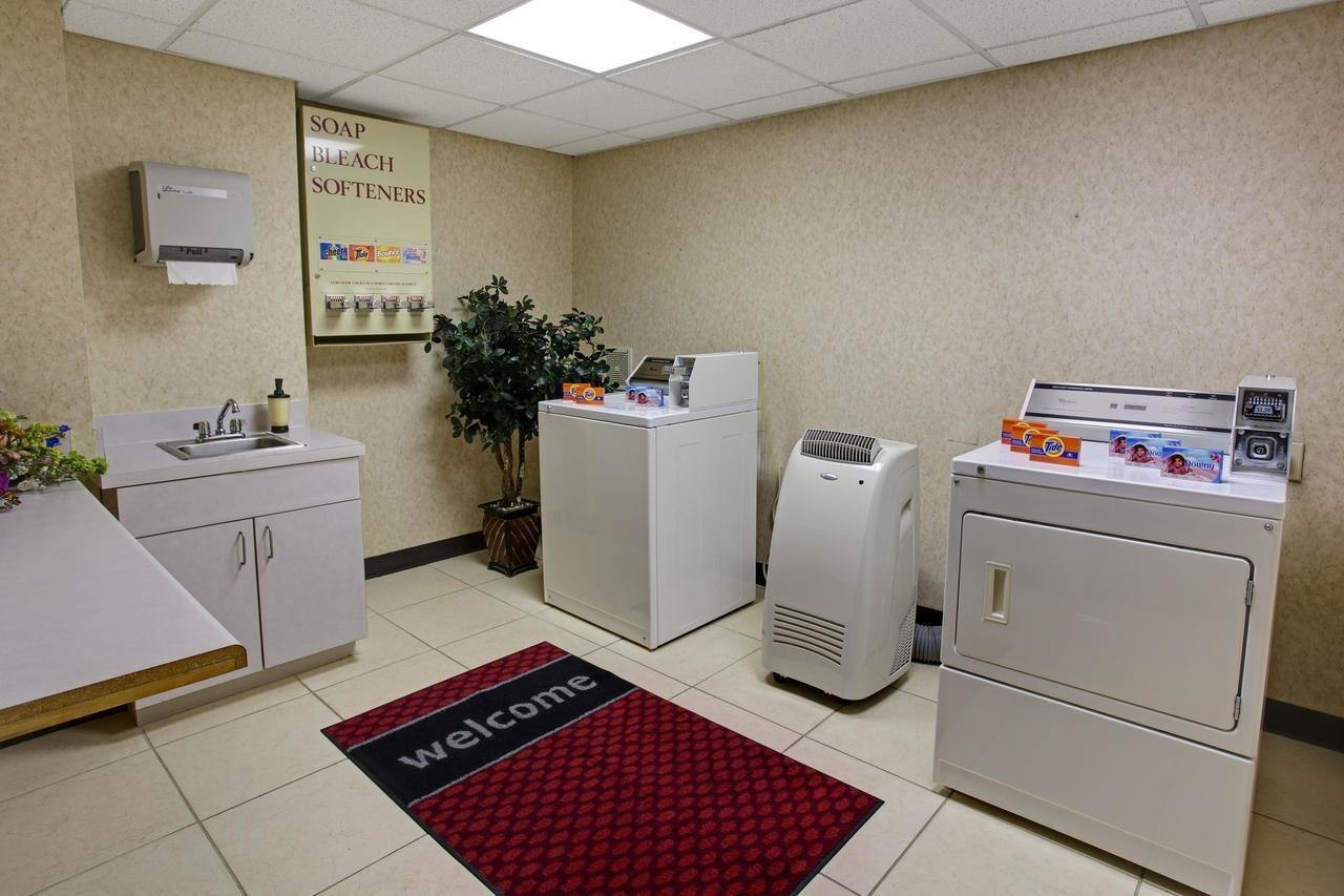 Hampton Inn Кълман Екстериор снимка