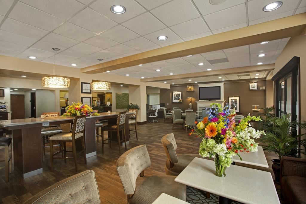Hampton Inn Кълман Екстериор снимка