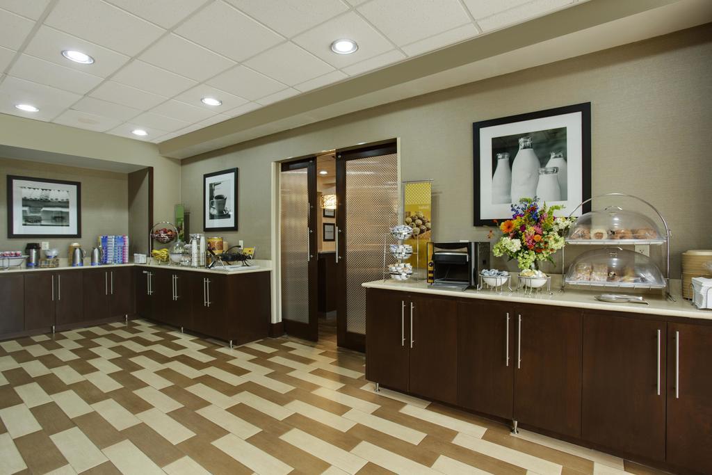 Hampton Inn Кълман Екстериор снимка