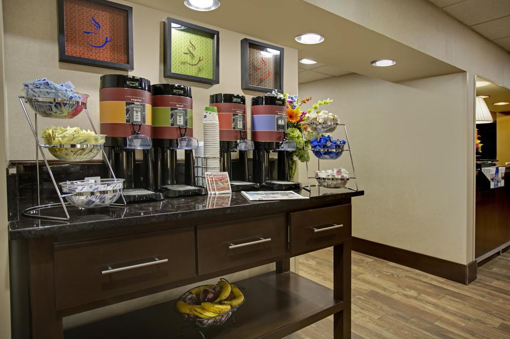 Hampton Inn Кълман Екстериор снимка