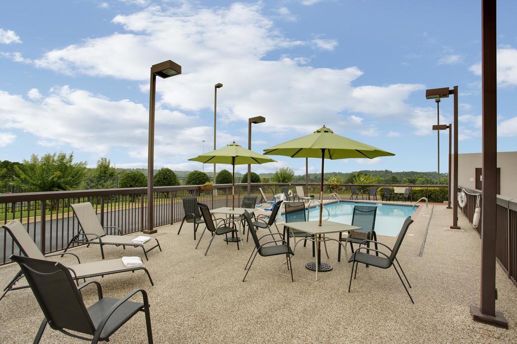 Hampton Inn Кълман Екстериор снимка