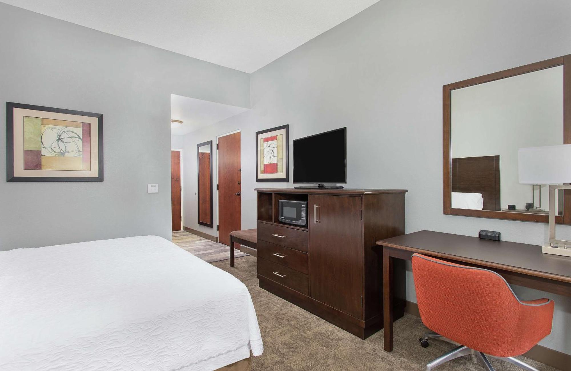 Hampton Inn Кълман Екстериор снимка