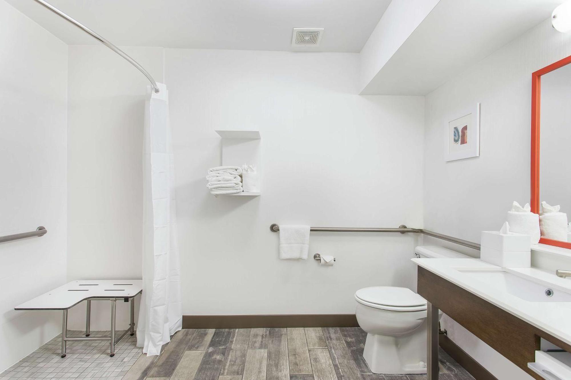 Hampton Inn Кълман Екстериор снимка