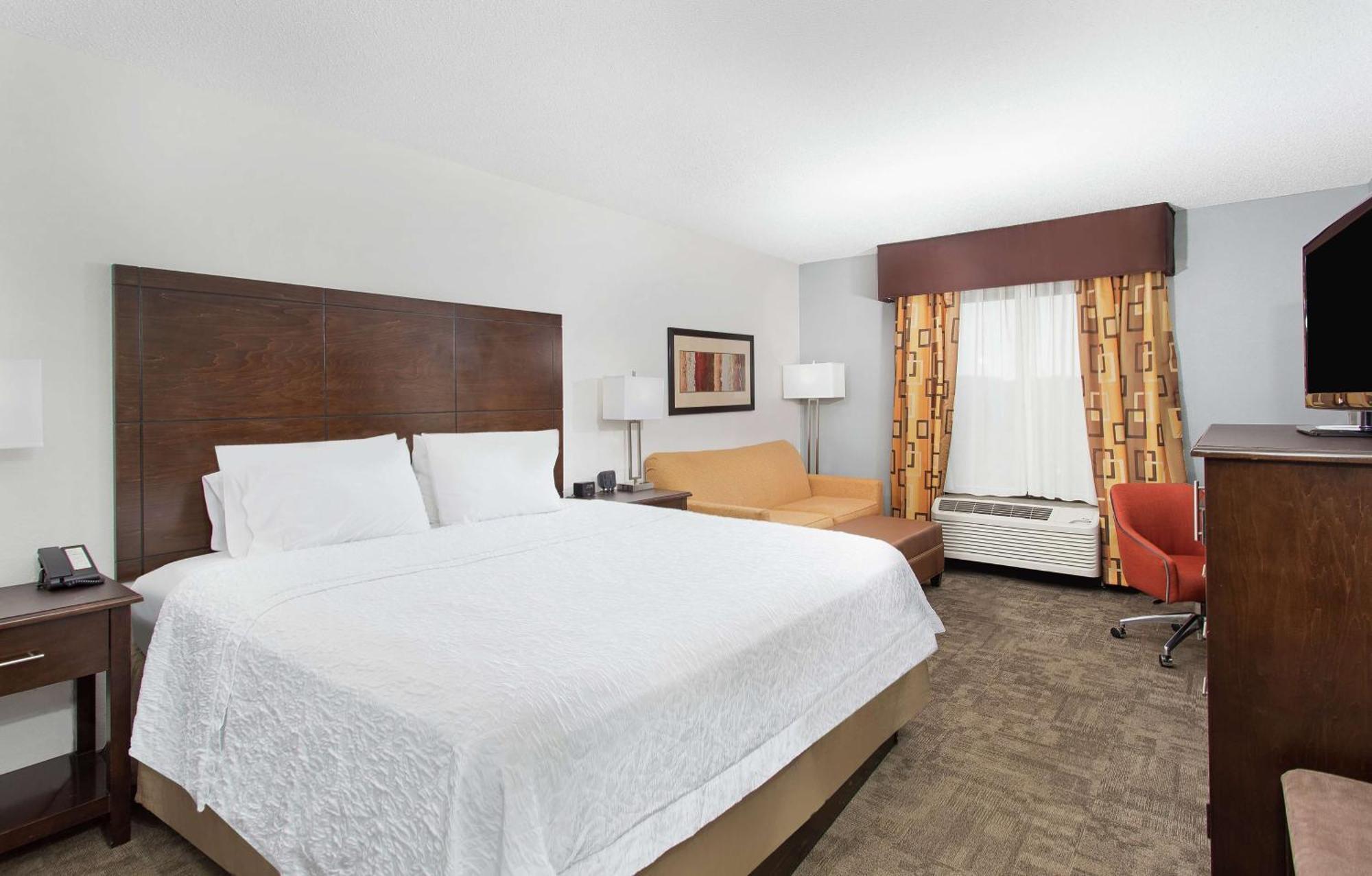 Hampton Inn Кълман Екстериор снимка