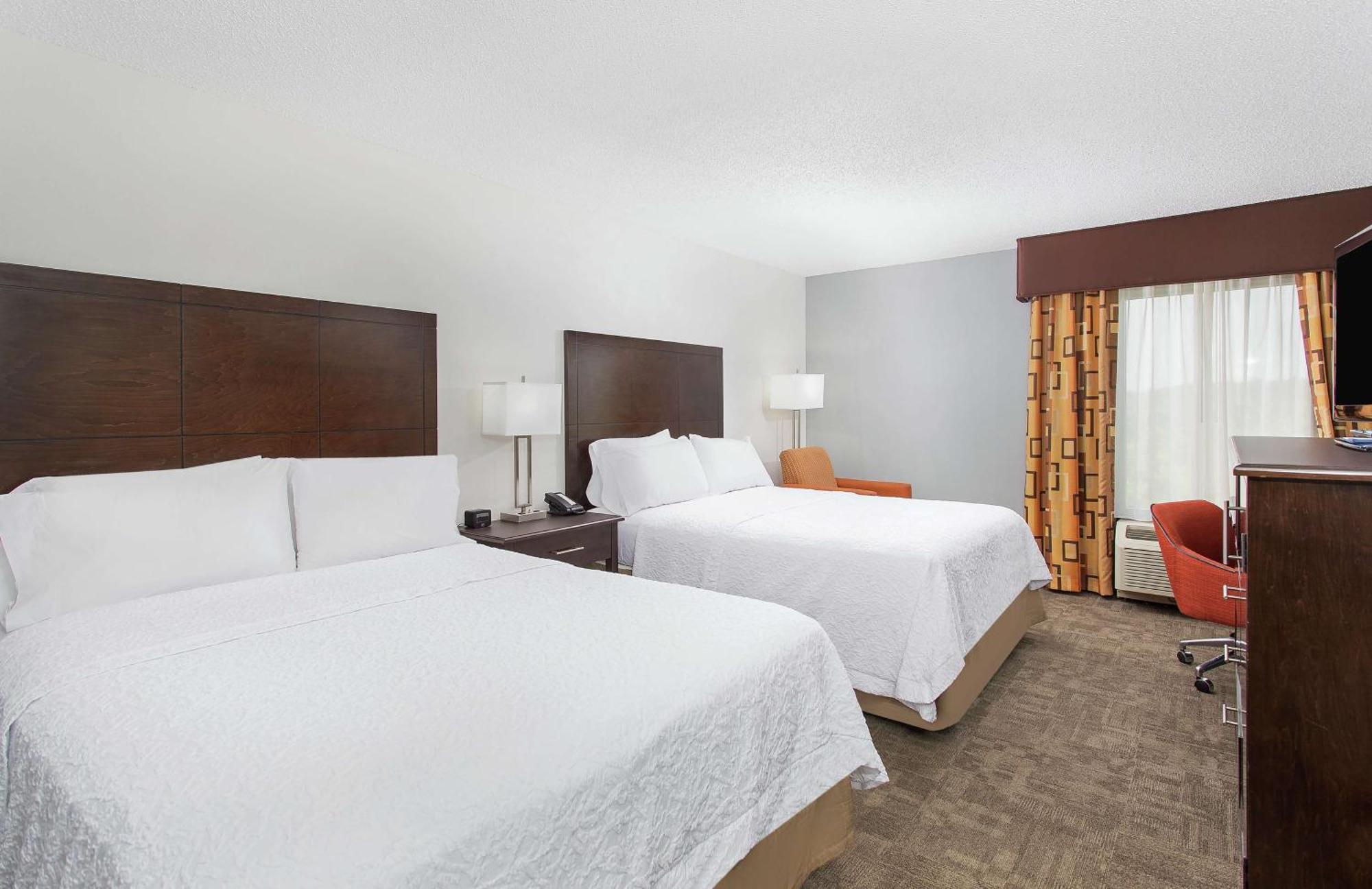 Hampton Inn Кълман Екстериор снимка