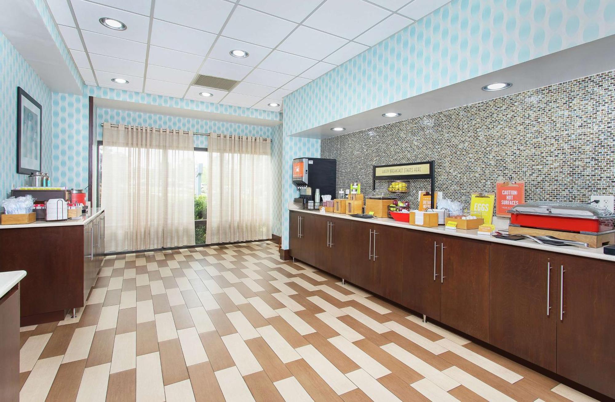 Hampton Inn Кълман Екстериор снимка