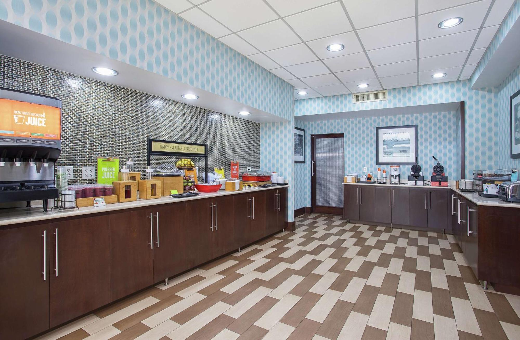 Hampton Inn Кълман Екстериор снимка