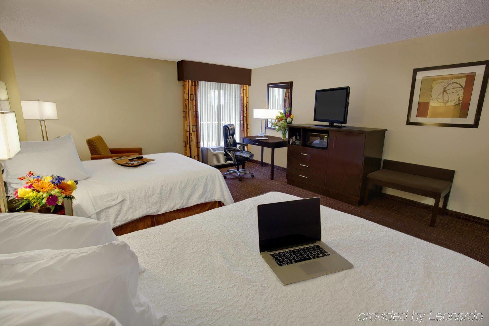 Hampton Inn Кълман Екстериор снимка