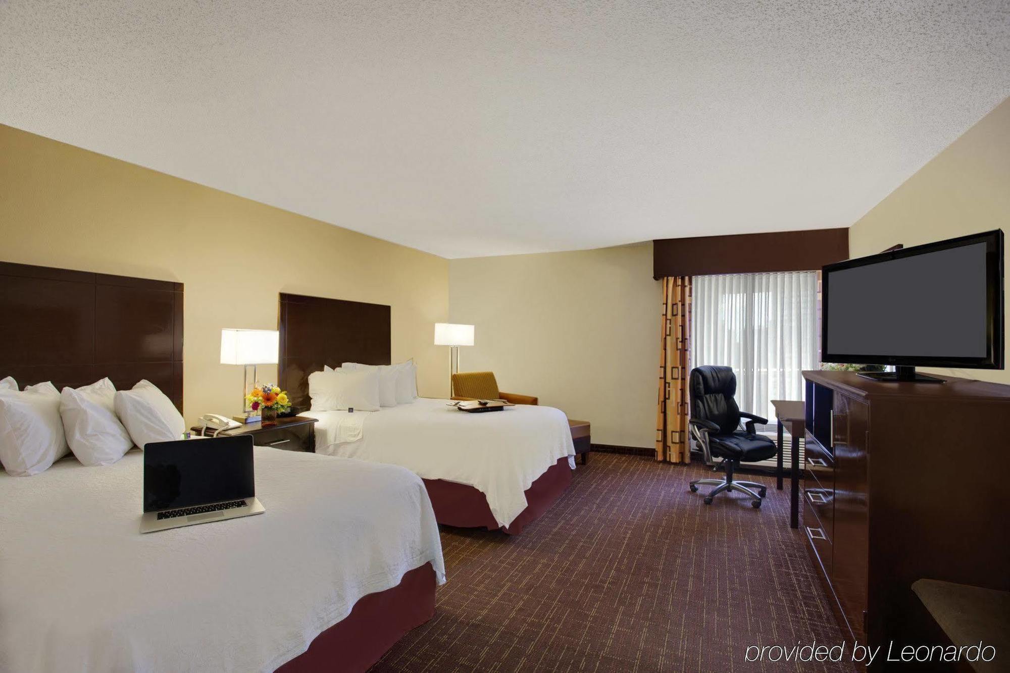 Hampton Inn Кълман Екстериор снимка
